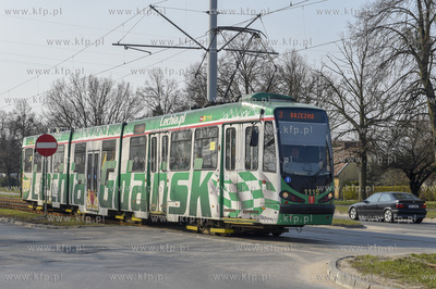 Nz. tramwaj w barwach Lechii Gdańsk  na ul. Hallera...