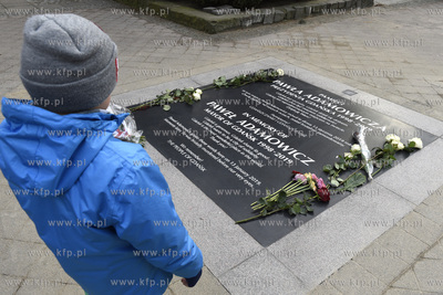 Mieszkańcy Gdańska składaja kwiaty i zapalaja znicze...