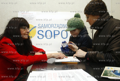 Sopot. Dom handlowy Monte. Mieszkancy Sopotu skladaja...