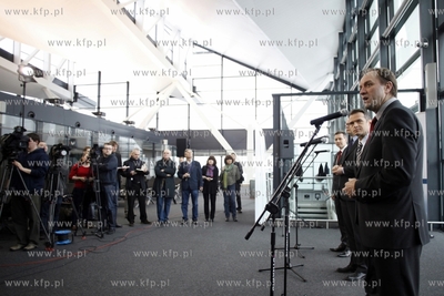 Gdańsk. Konferencja prasowa ministra transportu budownictwa...