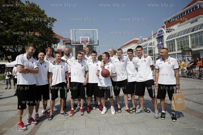 Koszykarze reprezentacji Polski w koszykowce z Marcinem...