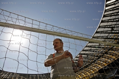 Przed stadionem pilkarskim PGE Arena odslonieto jej...