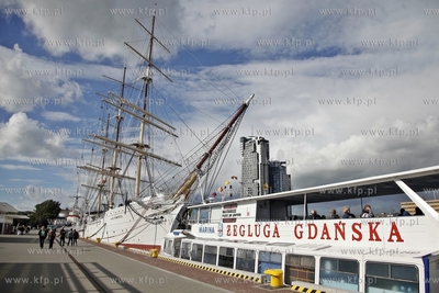 Gdynia. Statek pasazerski Marina i Dar Pomorza.
28.09.2012
fot....