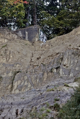 Betonowy schron obserwacyjny osuwa się z gdynskiego...