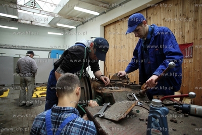 Uczniowie Zespolu Szkol Rolniczych w Rusocinie remontuja...