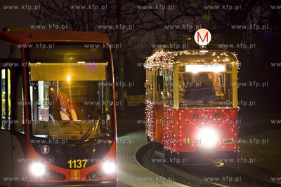 Świąteczny tramwaj Enka z 1952 r. udekorowana 150-metrowym...
