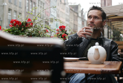 Jaroslaw Walesa pije swoja ulubiana zielona herbate...