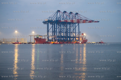 Statek Zhen Hua 36 z czterema potężnymi suwnicami...