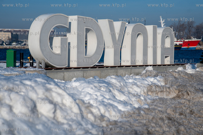 Zimowa Gdynia. Napis Gdynia na Skwerze Kościuszki....