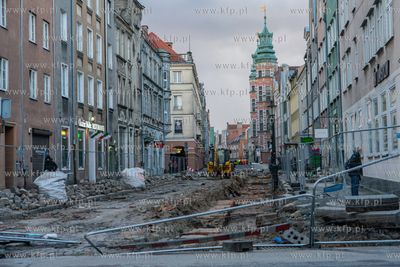 Gdańsk, ul. Węglarska. Przewrócone bariery ochronne...
