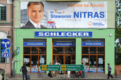 Rynek, Trzebiatow. Reklama wyborcza Slawomira Nitrasa...