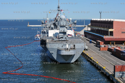 Okrety 12 panstw uczestniczacych w miedzynarodowych...