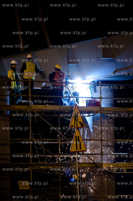 Gdansk - Wrzeszcz. Montaz kolejnych elementow estakady...