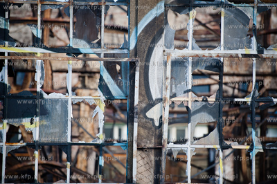 Gdansk. Dogaszanie doszczetnie spalonej hali produkcyjnej...