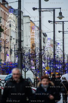 Gdynia. Swiateczne iluminacje na ul. Swietojanskiej...