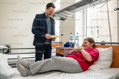 Gdansk. Jacek Kawalec odwiedzil dzieci w Klinice Pediatrii,...