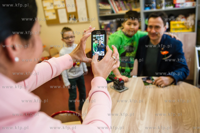 Gdansk. Jacek Kawalec odwiedzil dzieci w Klinice Pediatrii,...