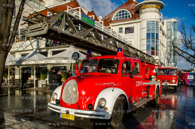 Sopot. Parada zabytkowych wozów strażackich i zabytkowych...