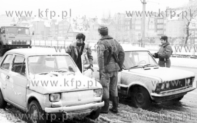 Gdansk - stan wojenny. Nz patrol LWP kontroluje samochod...