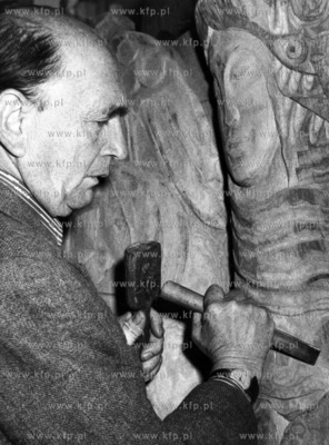 Gdanski artysta rzezbiarz Alfons Losowski w swojej...