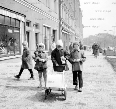 Dzieci na al. Grunwaldzkiej w Gdansku Wrzeszczu. 1960...