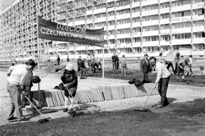 Czyn spoleczny przy budowie bulwaru Piastowskiego na...