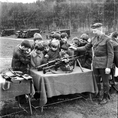 Z okazji 30-lecia Ludowego Wojska Polskiego oddzial...
