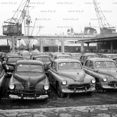 Samochody Warszawa czekaja na zaladunek w porcie gdanskim....