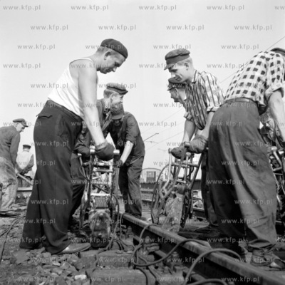 Pracownicy odcinka robót zmechanizowanych PKP z Kartuz...