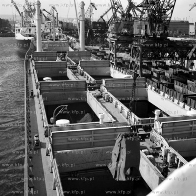 Przeładunek materiałow sypkich w porcie gdyńskim....