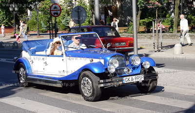 Gdynia ul. Swietojanska. Przejazd kolumny starych samochodow...