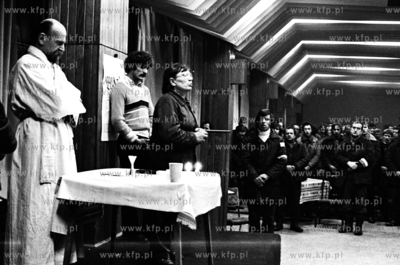 Stocznia Gdanska. Msza w przededniu wprowadzenia stanu...