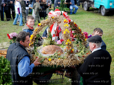 Dozynki Gminne w Kosakowie. Nz. Przedstawiciel wchodzacych...
