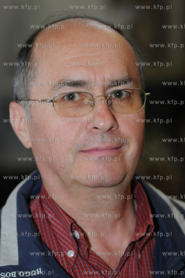 Mgr Maciej Jenda z Sopotu podczas strojenia fortepianu...