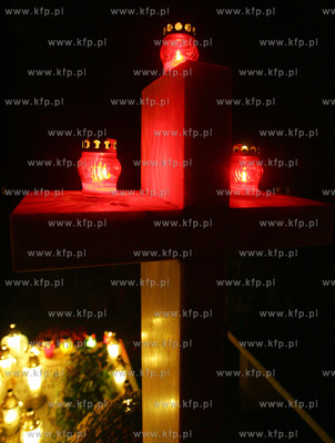 Swieto Zmarlych na szczecinskim cmentarzu centralnym.
Jest...