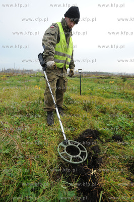 Saperzy z firmy EXPLOSIVE przeczesuja tereny pod budowe...