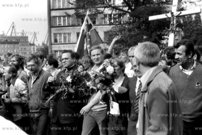 Pochod ze Stoczni Gdanskiej po zakonczeniu strajku...