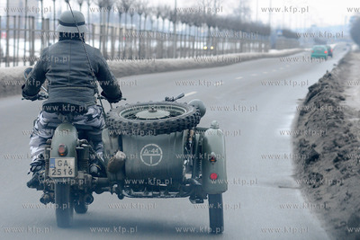 Niecodzienny motocyklista z karabinem maszynowym na...