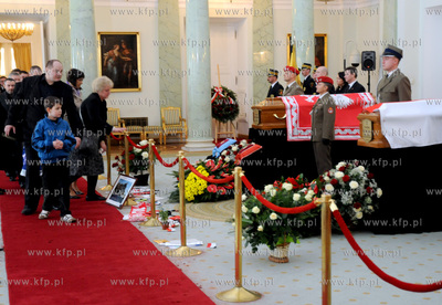 Warszawa. Palac Prezydencki. Polacy zegnaj zmarlego...