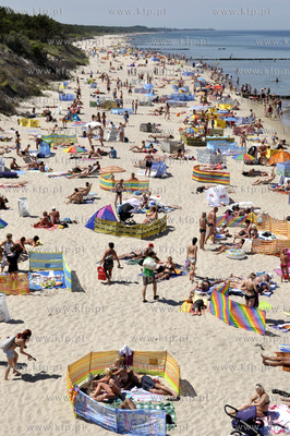 Tlum plazowiczow w samo poludnie na plazy w Mielnie.
04.07.2010
Fot....