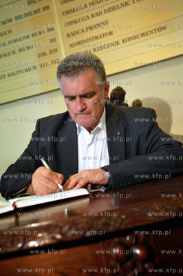 Po smierci ksiedza pralata Henryka Jankowskiego w siedzibie...