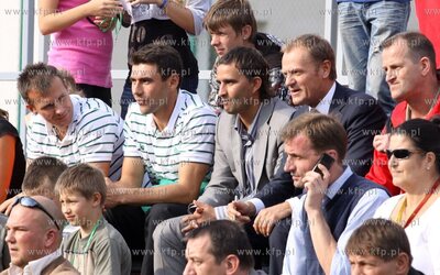 Premier Donald Tusk kibicowal mlodym pilkarzom podczas...