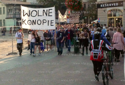 Sopot - Plac Przyjaciol Sopotu. Przemarsz zwolennikow...