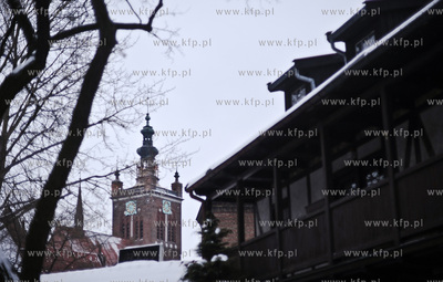 Zasniezone ulice Gdanska. Nz wieza kosciola sw. Katarzyny...