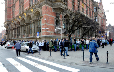 Kolejka po papieskie zlotowki przed siedziba Narodowego...