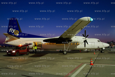 Nocne obrazki z plyty gdanskiego lotniska.
24.10.2011
fot....