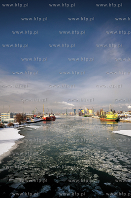 Gdansk, Przerobka. NZ.widok na zimowe nabrzeza Motlawy...