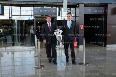Gdansk. Przylot Pucharu EURO 2012 na gdanskie lotnisko...