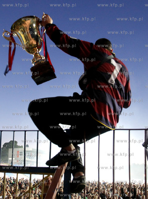 Szczecin. Szczecinscy kibice swietuja na stadionie...