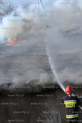 Pozar malarni firmy Indusco przy ul. Hutniczej w Gdyni,...